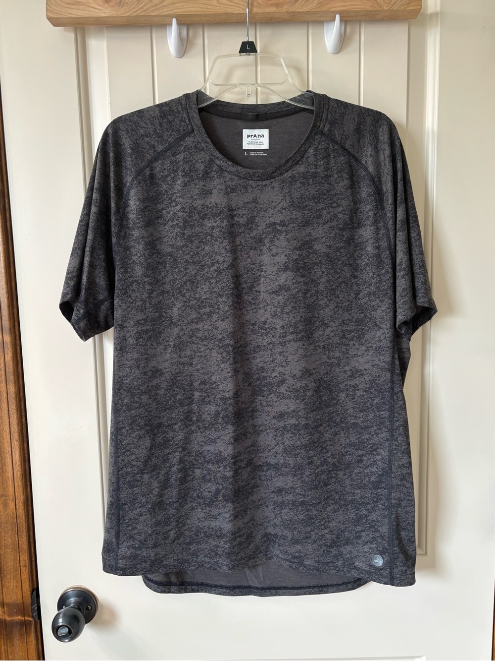 Like new!! Prana Men's Short-Sleeve Performance Tee in Charcoal Heathered Gray